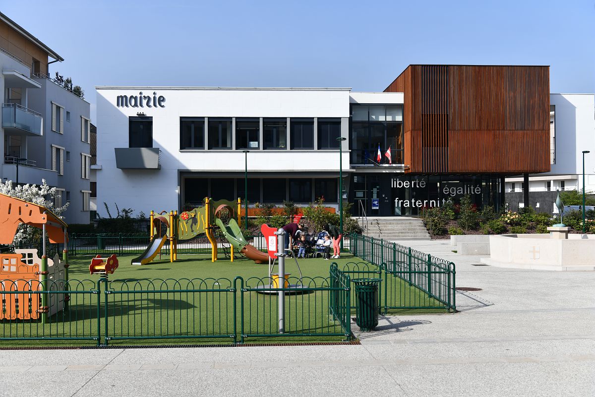 une mairie avec un jardin d'enfant